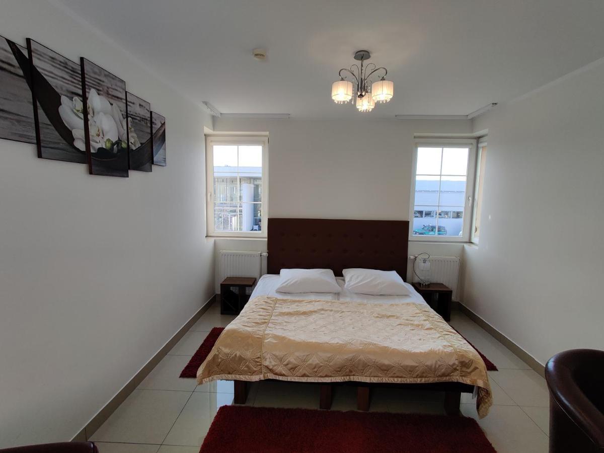 Aparthotel Belweder Porosły Exteriér fotografie